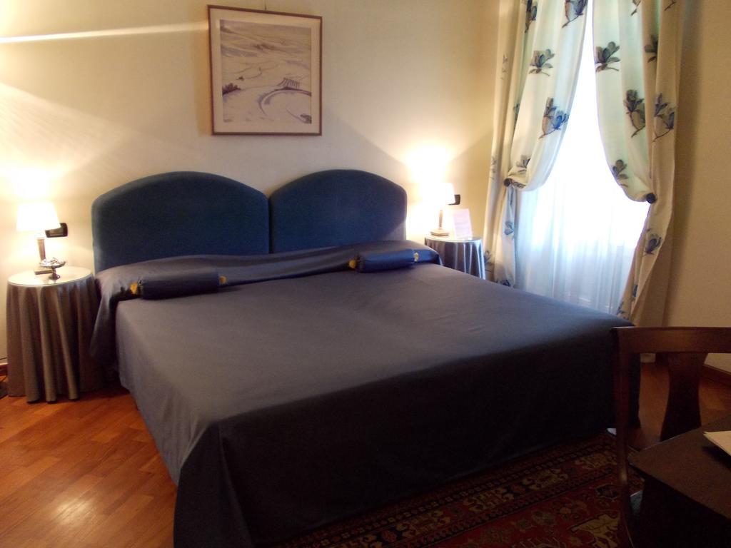 Bed and Breakfast Palazzo Finati Alba  Habitación foto